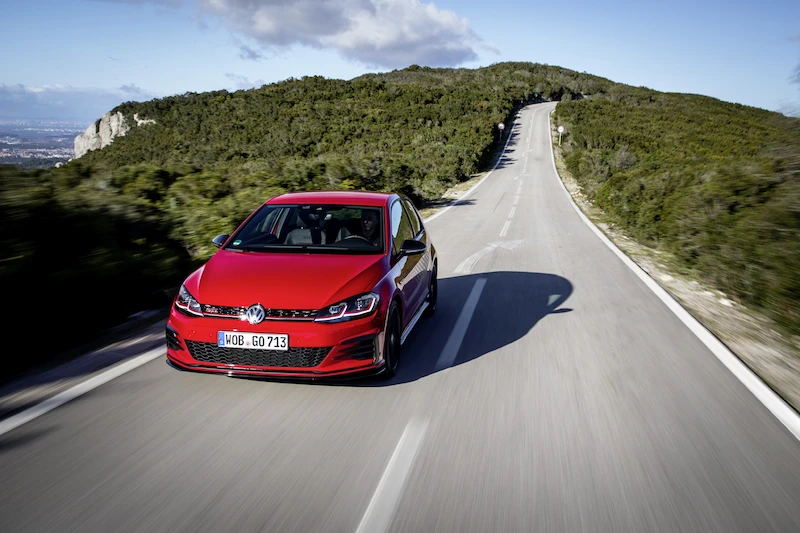 Golf z genami auta wyścigowego: Volkswagen rozpoczął sprzedaż Golfa GTI TCR - 65.