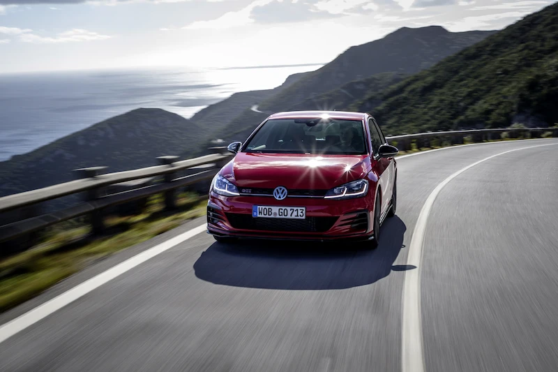 Golf z genami auta wyścigowego: Volkswagen rozpoczął sprzedaż Golfa GTI TCR - 69.