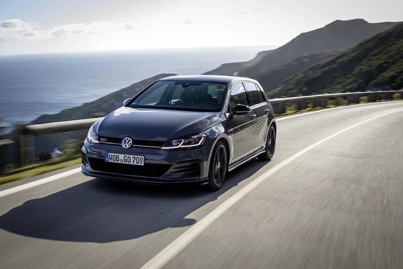 Golf z genami auta wyścigowego: Volkswagen rozpoczął sprzedaż Golfa GTI TCR - 87.