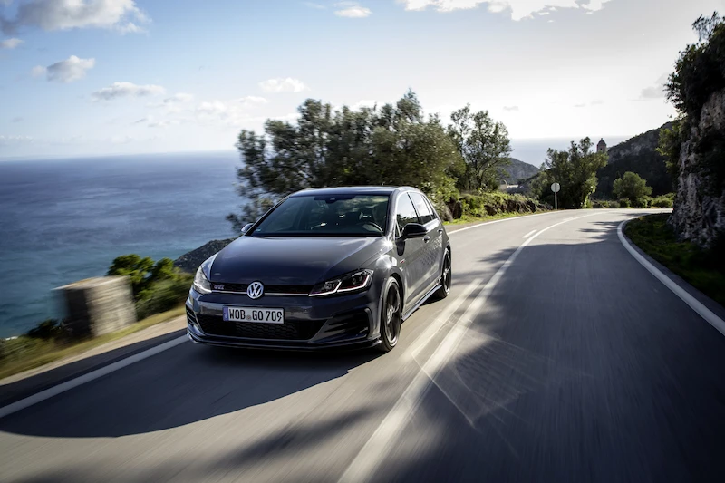 Golf z genami auta wyścigowego: Volkswagen rozpoczął sprzedaż Golfa GTI TCR - 106.