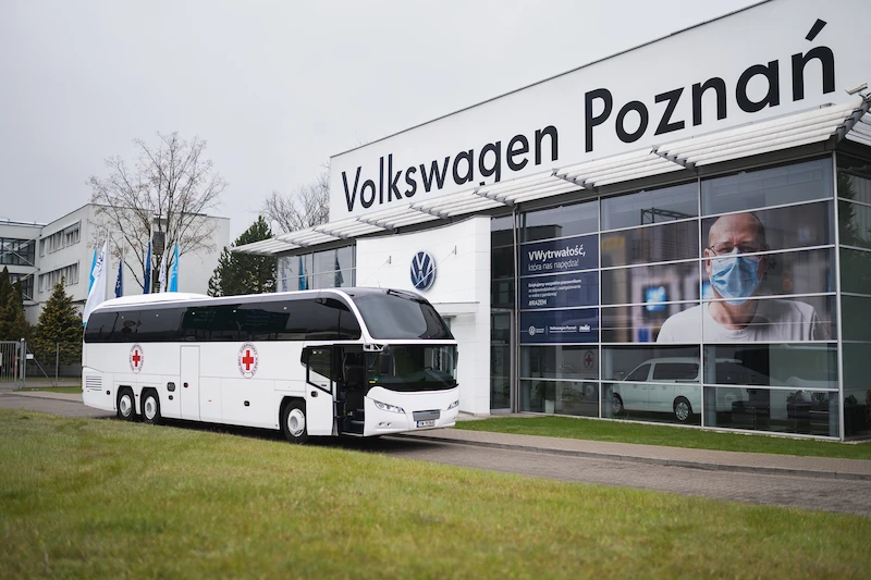#napomocUkrainie: Volkswagen Poznań przekazuje Polskiemu Czerwonemu Krzyżowi autobus dalekobieżny do przewozu uchodźców - 7.