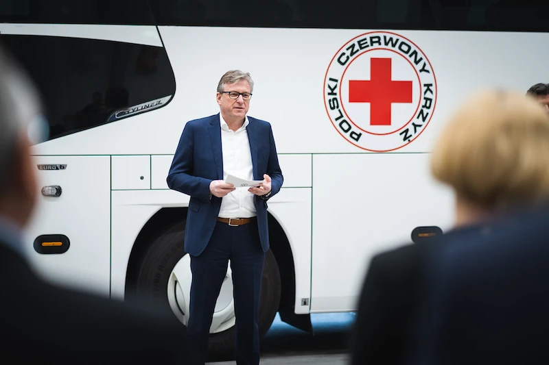 #napomocUkrainie: Volkswagen Poznań przekazuje Polskiemu Czerwonemu Krzyżowi autobus dalekobieżny do przewozu uchodźców - 2.