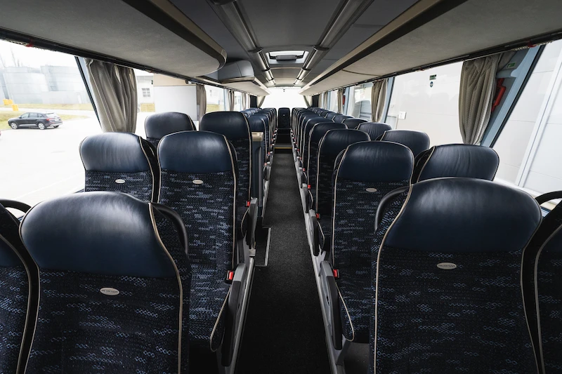 #napomocUkrainie: Volkswagen Poznań przekazuje Polskiemu Czerwonemu Krzyżowi autobus dalekobieżny do przewozu uchodźców - 6.