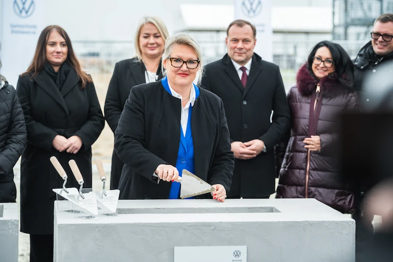 Fabryka Volkswagen Poznań we Wrześni: Wmurowano kamień węgielny pod nowe hale do produkcji elektrycznego Craftera - 6.