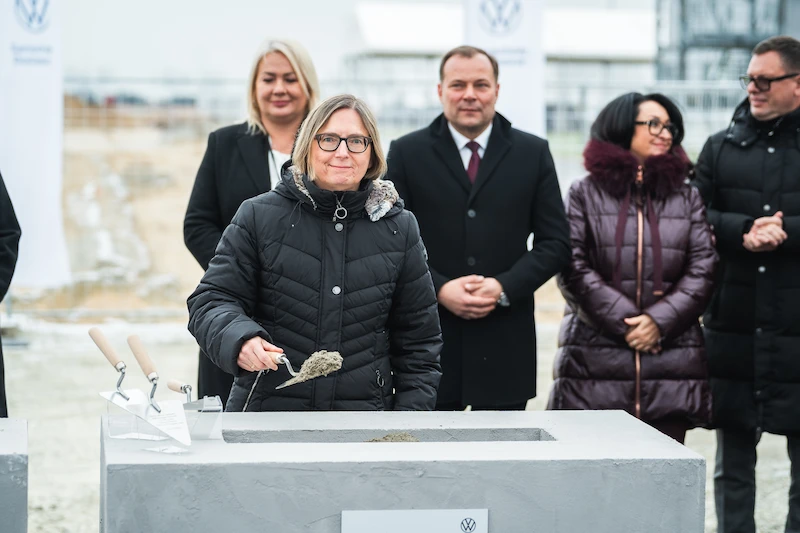 Fabryka Volkswagen Poznań we Wrześni: Wmurowano kamień węgielny pod nowe hale do produkcji elektrycznego Craftera - 7.