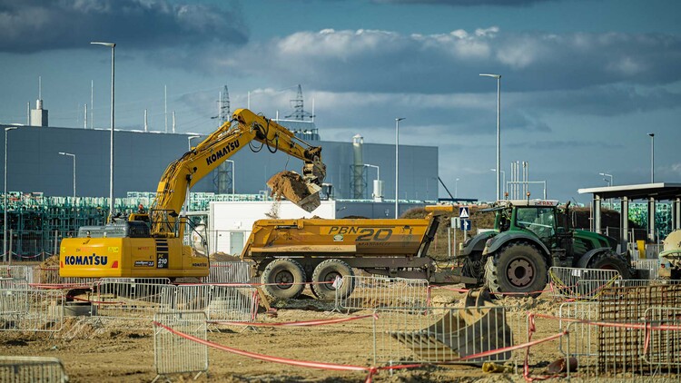 Rozbudowa zakładu Volkswagen Poznań we Wrześni nabiera tempa - rusza montaż konstrukcji nowych hal 