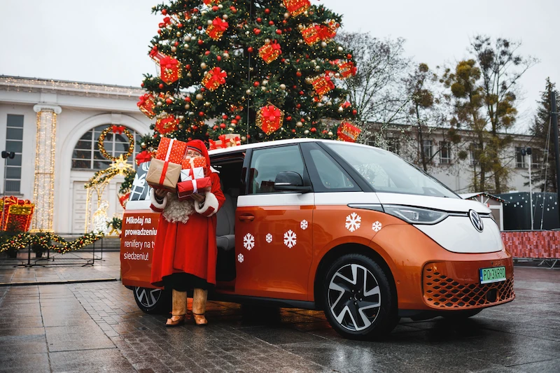 Mikołaj na prowadzeniu, renifery na tylnym siedzeniu! Święty Mikołaj porusza się po Wielkopolsce Volkswagenem ID. Buzz - 2.
