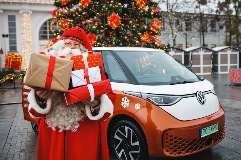 Mikołaj na prowadzeniu, renifery na tylnym siedzeniu! Święty Mikołaj porusza się po Wielkopolsce Volkswagenem ID. Buzz - 1.