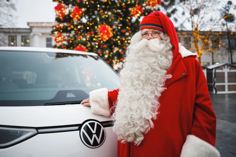 Mikołaj na prowadzeniu, renifery na tylnym siedzeniu! Święty Mikołaj porusza się po Wielkopolsce Volkswagenem ID. Buzz - 4.