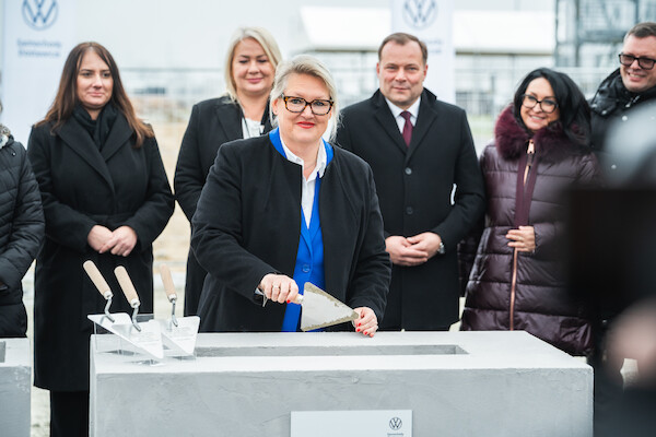 Fabryka Volkswagen Poznań we Wrześni: Wmurowano kamień węgielny pod nowe hale do produkcji elektrycznego Craftera